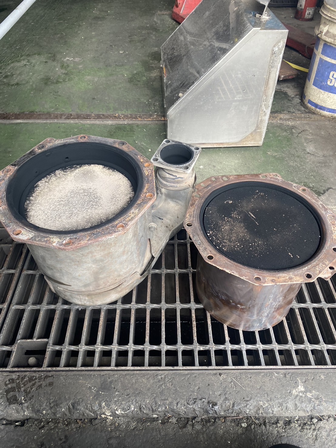 DPFマフラー分解作業